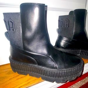 Platform boots from the brand PUMA. Only worn once but a bit scratched up.